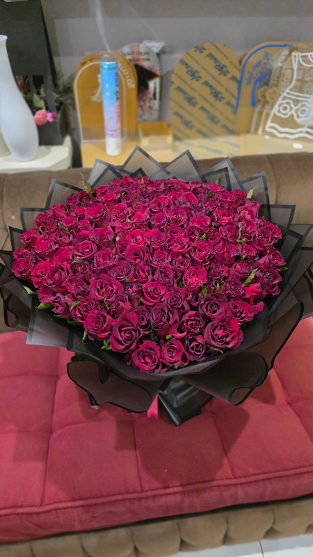ورد الجوري العودي المكلل بالاسود